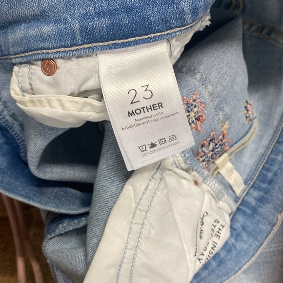 MOTHER THE INSIDER CROP STEP FRAY IN CRAFTY SIDE EMBROIDERED LIGHT WASH HI RISE - Picture 14 of 16